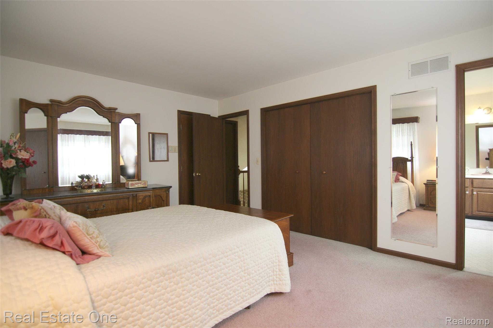 925 East Buno Road Milford, MI 48381 - Photo 10 of 31 jBeagan Ct Master Bedroom 2.jpg