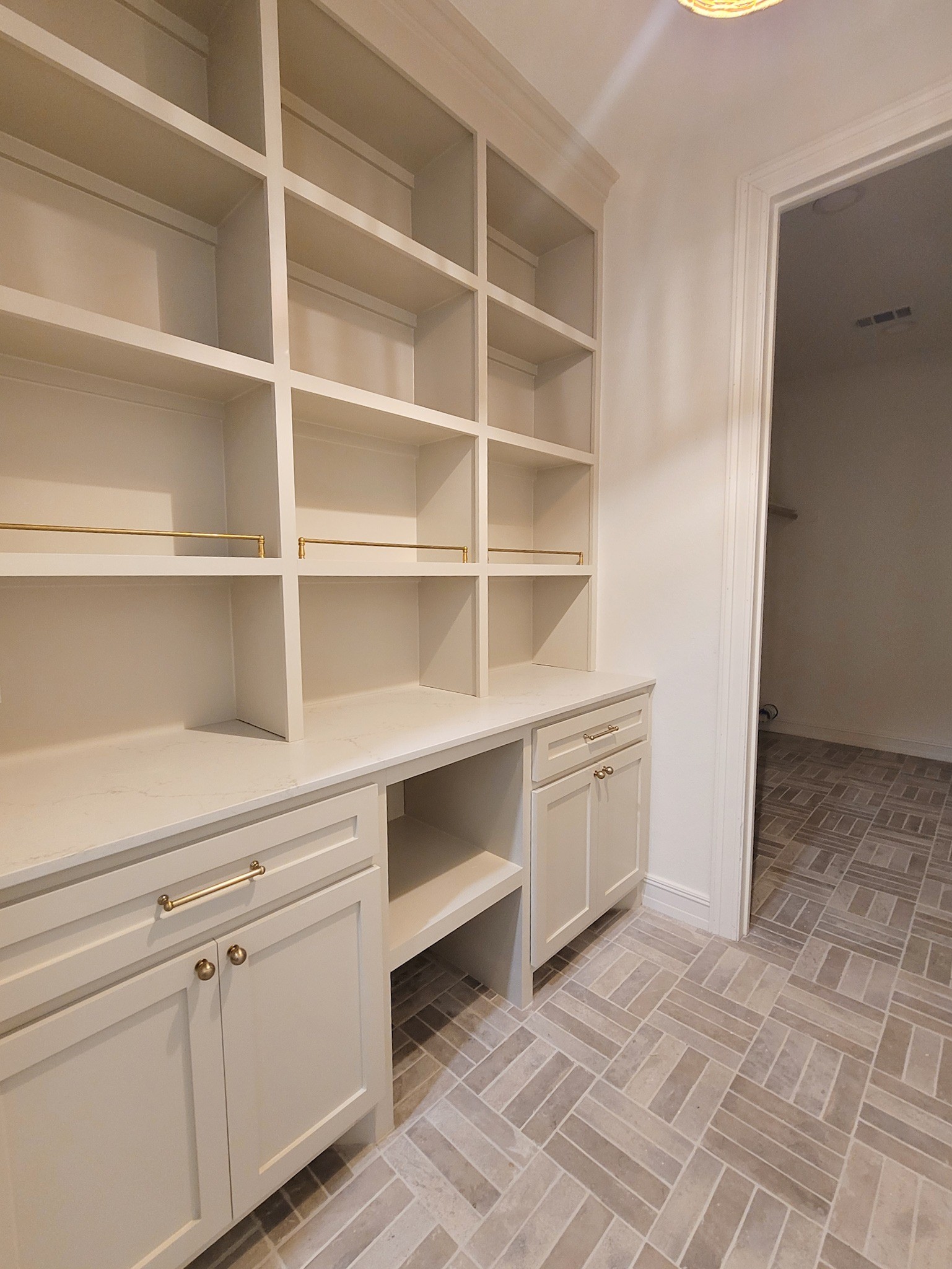 6202 Johnson Road Orange, TX 77632 - Photo 15 of 26 a room with cabinets and window