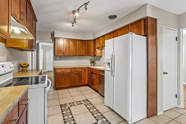 $365,000 | 5001 Harnew Road South, Oak Lawn, IL 60453