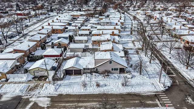 $365,000 | 5001 Harnew Road South, Oak Lawn, IL 60453