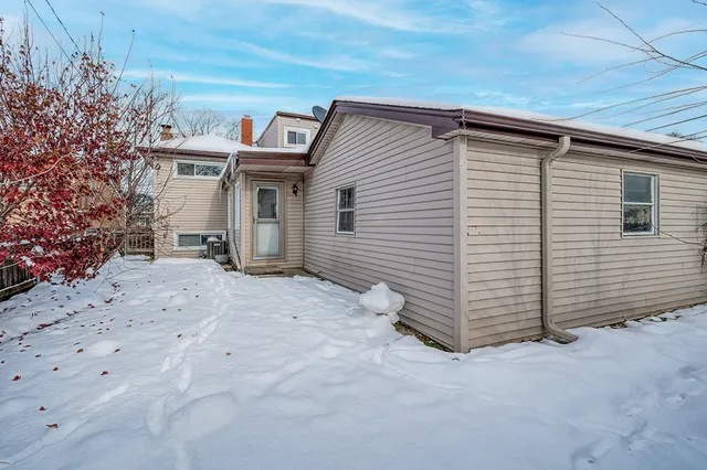 $365,000 | 5001 Harnew Road South, Oak Lawn, IL 60453