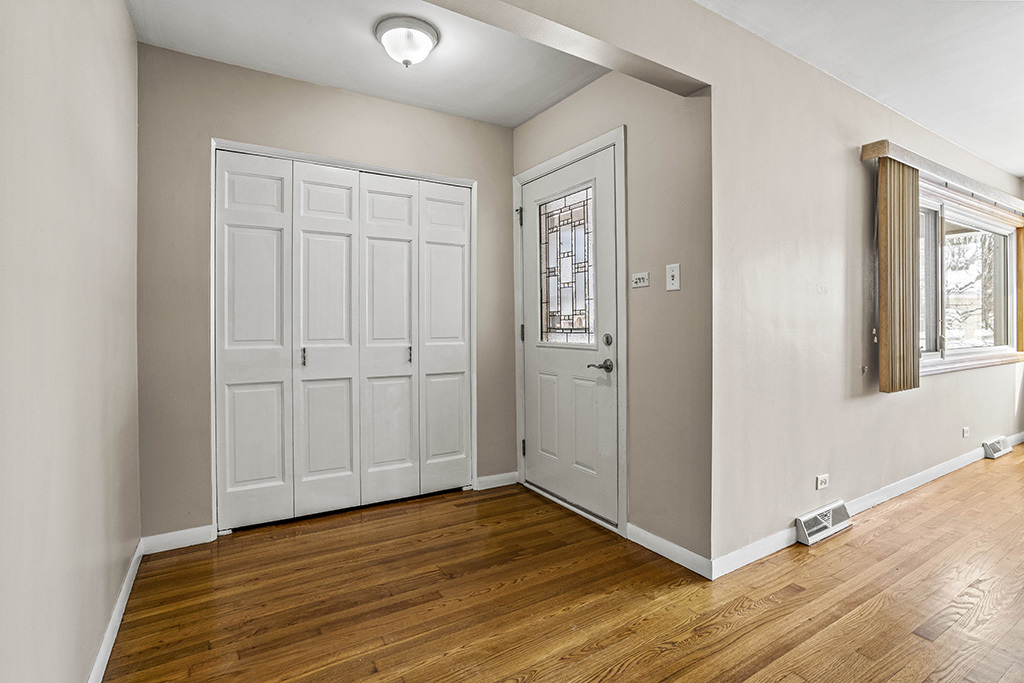 5001 Harnew Road South Oak Lawn, IL 60453 - Photo 4 of 37