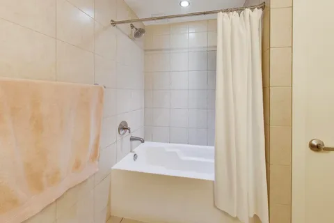 $339,000 | 1570 Elmwood Avenue, Unit 909, Evanston, IL 60201