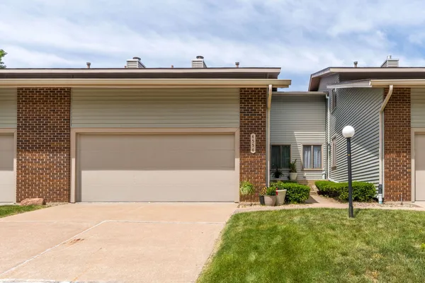 $259,900 | 4554 Bunker Hill Drive, Bettendorf, IA 52722