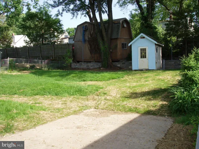a view of a house with backyard and garden