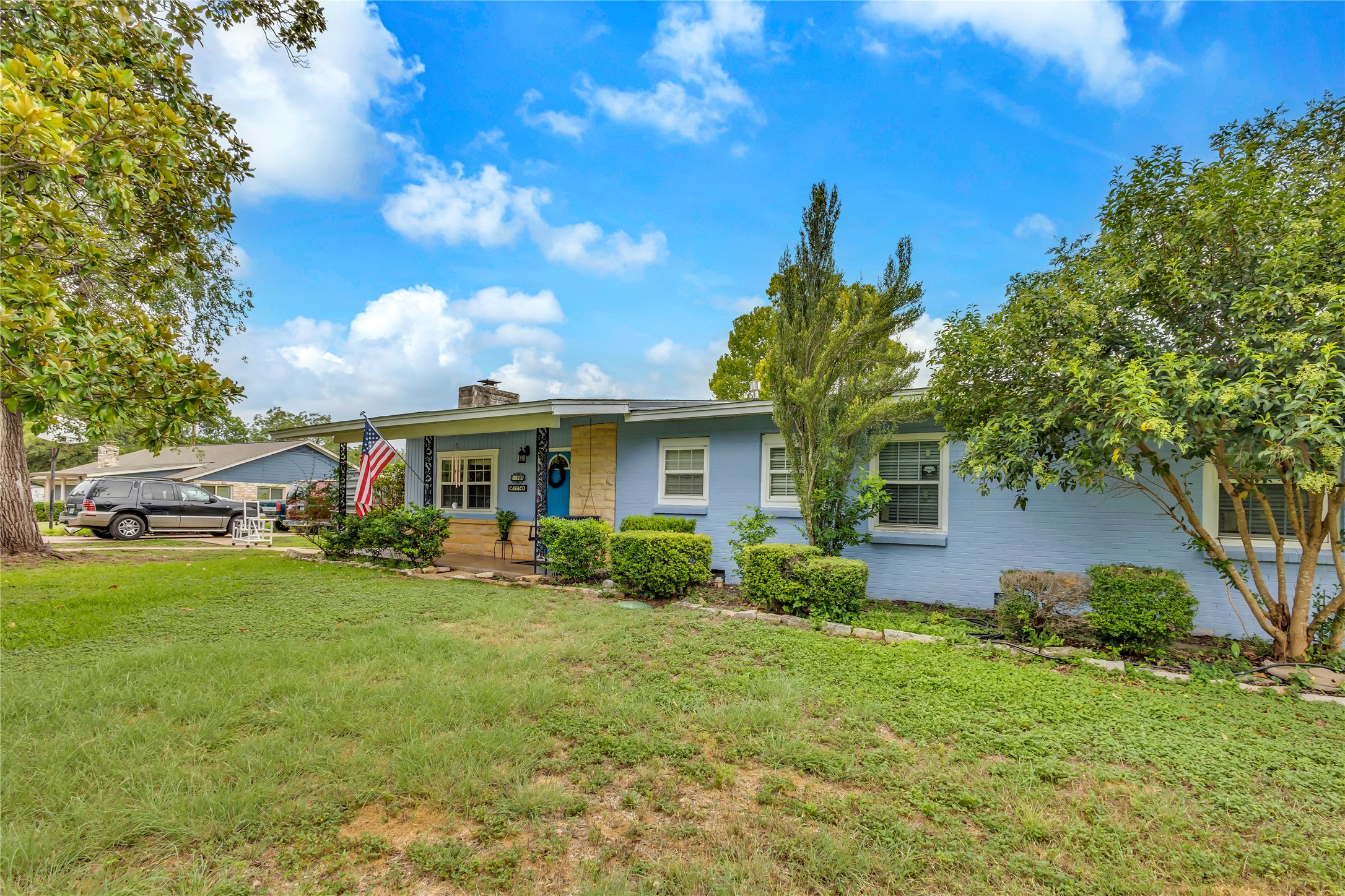 11909 Bluebonnet Lane Manchaca, TX 78652 - Photo 25 of 30 a front view of a house with garden