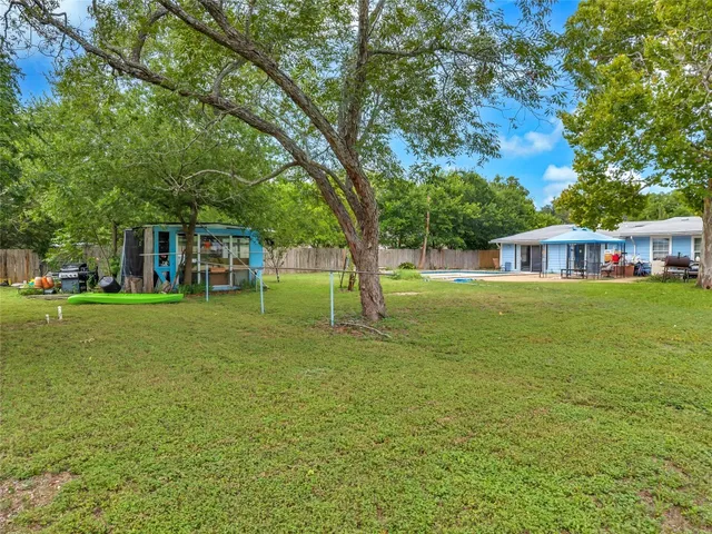 a view of house with a big yard