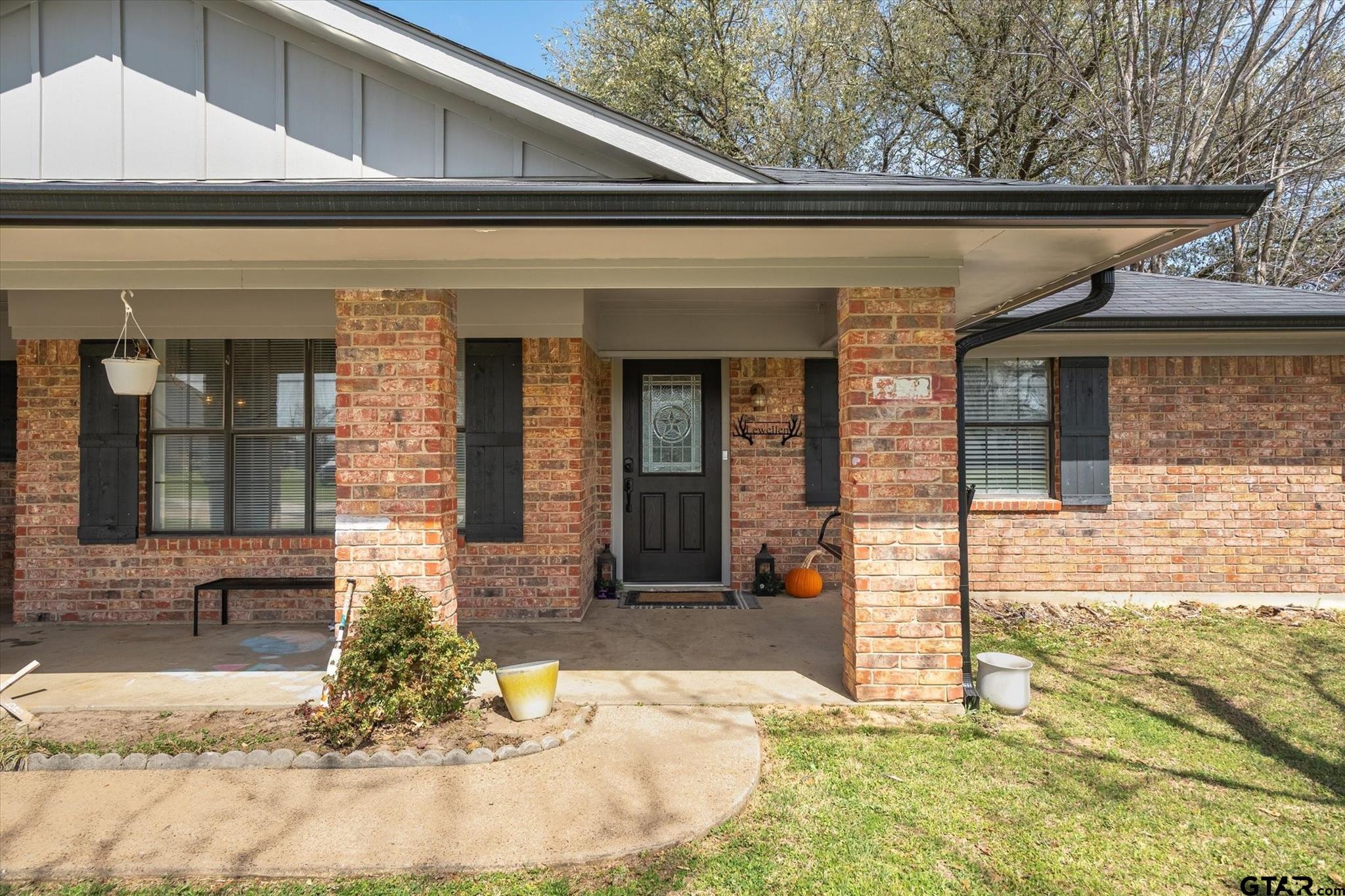 350 Alaska Street Van, TX 75790 - Photo 1 of 37 a view of a house with small yard