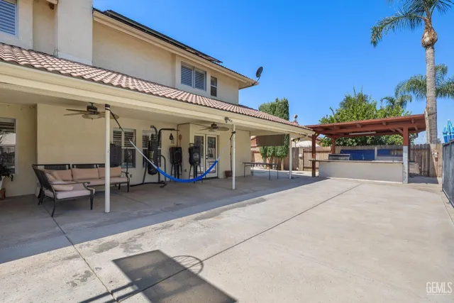 a view of a yard with flower plants