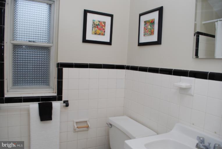5321 Wakefield Road Bethesda, MD 20816 - Photo 11 of 18 Bath
