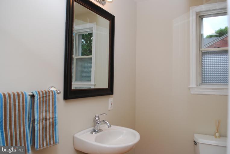 5321 Wakefield Road Bethesda, MD 20816 - Photo 13 of 18 Bath