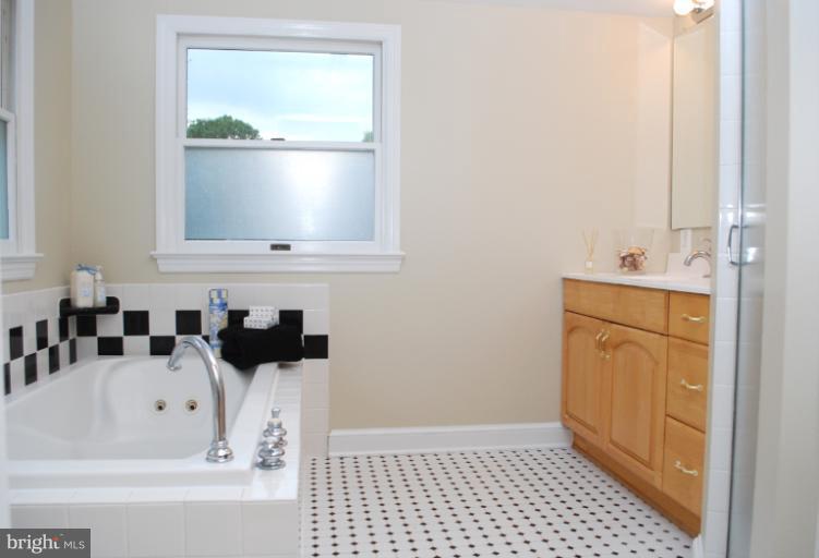 5321 Wakefield Road Bethesda, MD 20816 - Photo 5 of 18 Bath (Master)