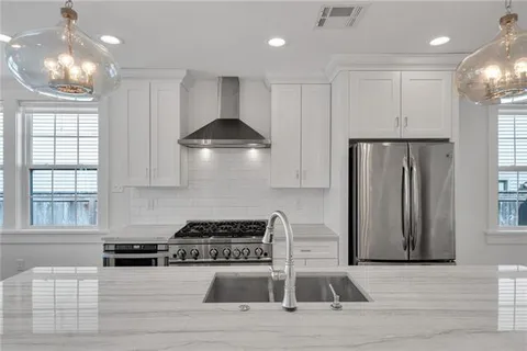 $575,000 | 141 Metairie Court, Metairie, LA 70001