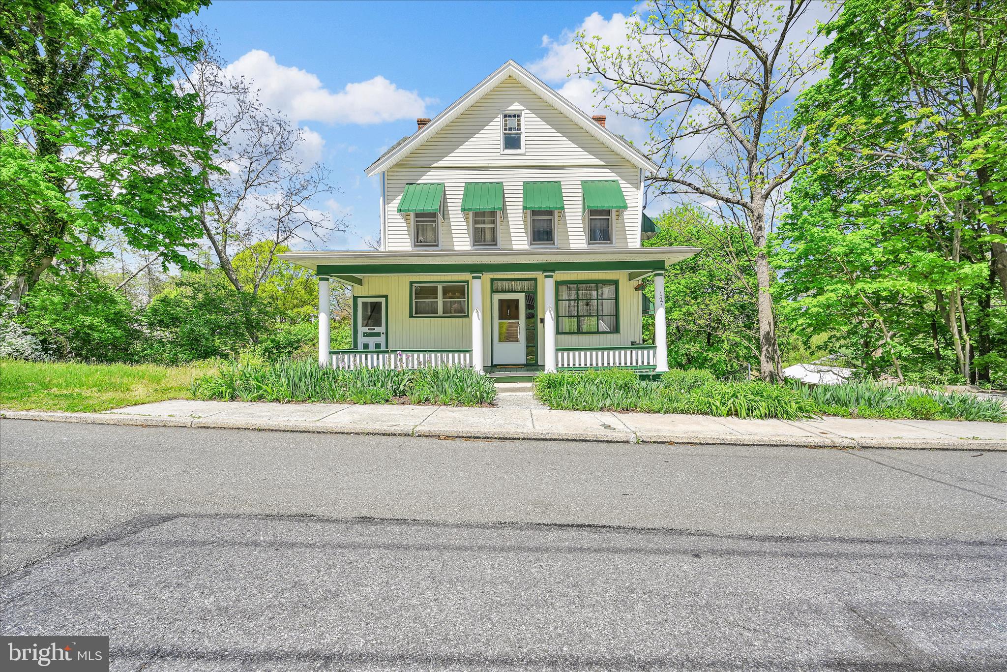 147 Walnut Street Mohnton, PA 19540 - Photo 4 of 46 front view of house with a yard