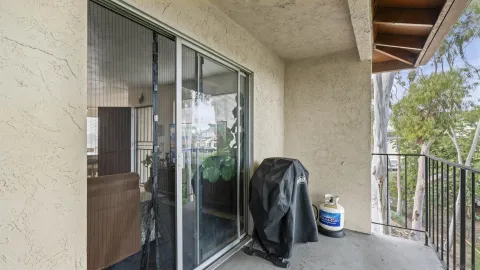 a view of entryway with workspace