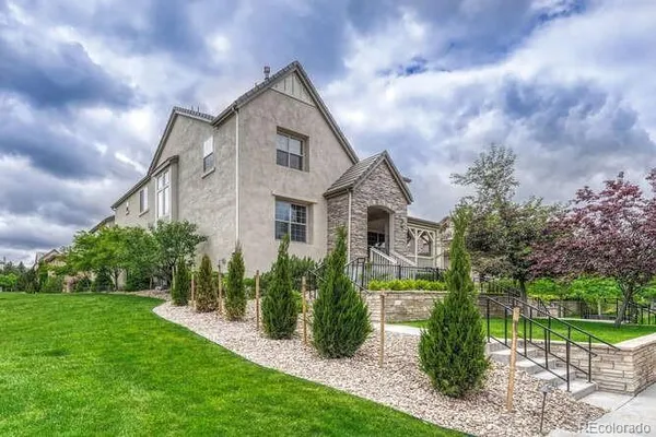 a view of a house with backyard and garden