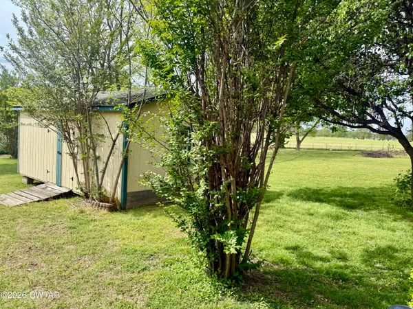a view of yard with green space