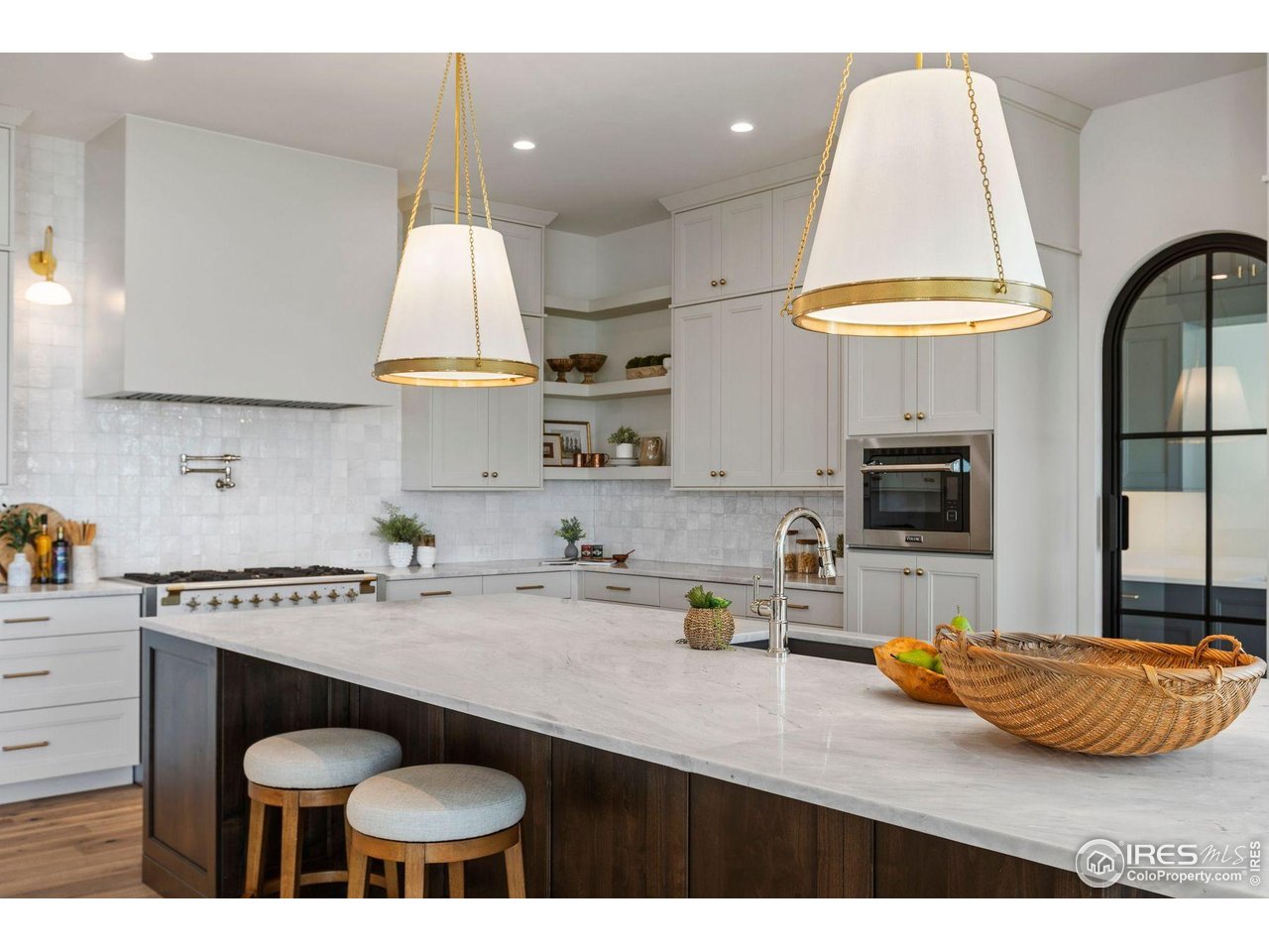 2568 Southwind Road Berthoud, CO 80513 - Photo 8 of 40 a kitchen with a sink and a stove