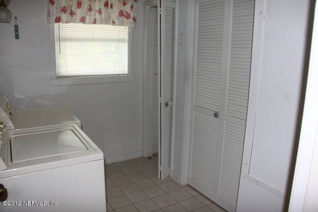 509 Carlin Road Satsuma, FL 32189 - Photo 22 of 26 Large laundry with Washer & Dryer