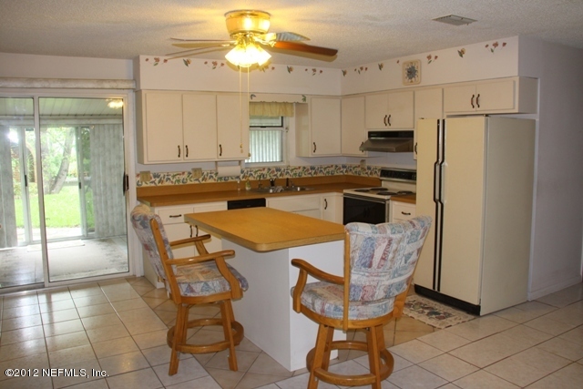 509 Carlin Road Satsuma, FL 32189 - Photo 7 of 26 Kitchen with breakfast bar