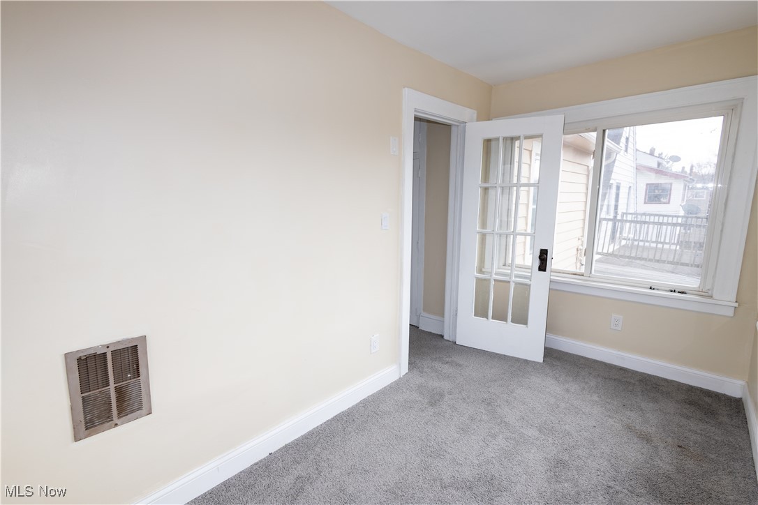 1000 Quilliams Road Cleveland, OH 44121 - Photo 22 of 34 2nd floor back patio featuring light carpet
