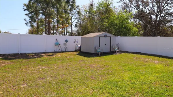 a view of a backyard