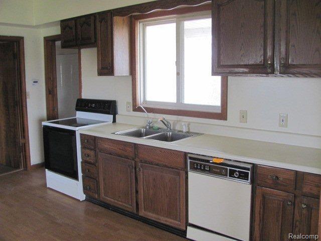 8980 Croswell Road Jeddo, MI 48032 - Photo 5 of 15 5kitchen