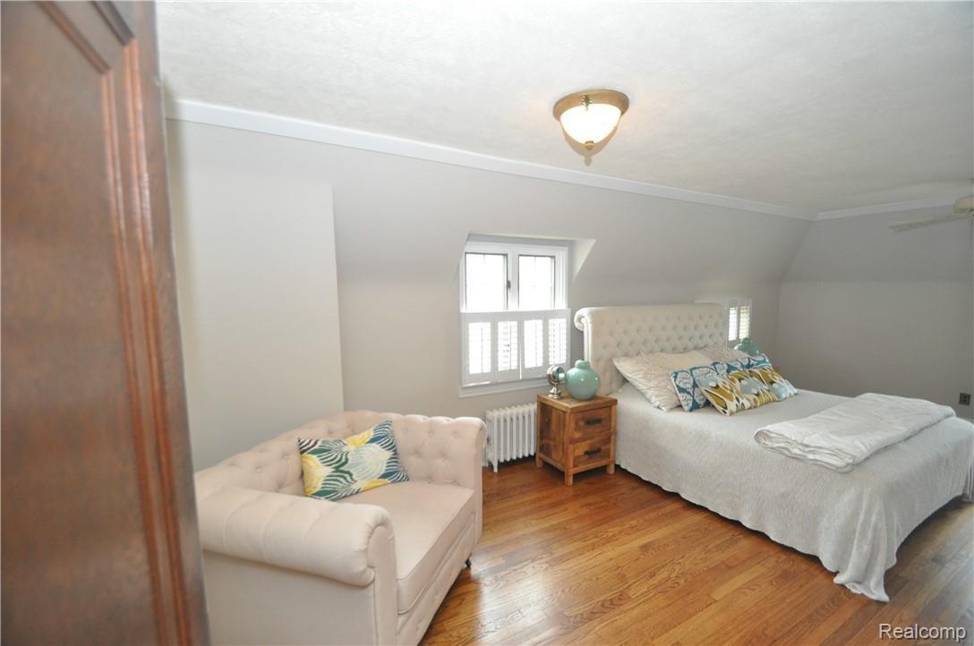 1540 Oxford Road Grosse Pointe, MI 48236 - Photo 17 of 33 Master Bedroom .jpg