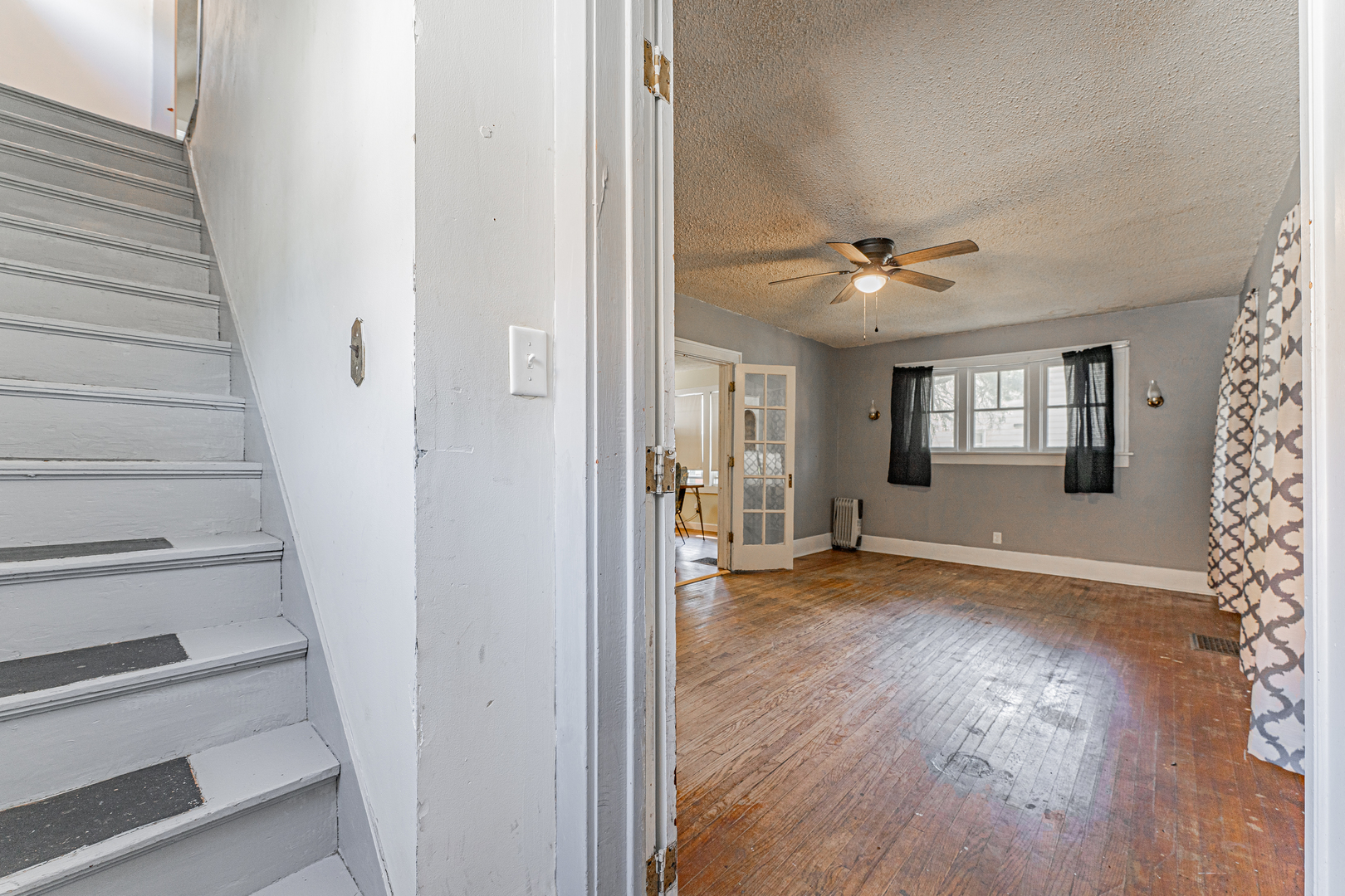 2404 South 9th Street Springfield, IL 62703 - Photo 4 of 21 a view of an empty room with wooden floor and a window