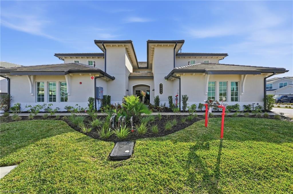 a view of a house with backyard and garden