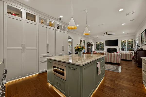 $795,000 | 71 Mill Point Place, The Woodlands, TX 77380