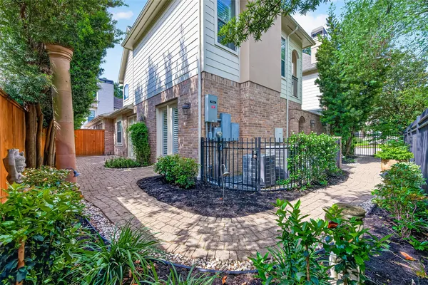 $795,000 | 71 Mill Point Place, The Woodlands, TX 77380