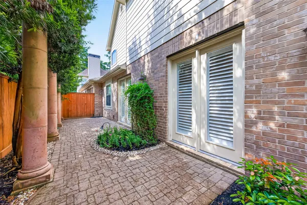 $795,000 | 71 Mill Point Place, The Woodlands, TX 77380