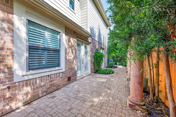$795,000 | 71 Mill Point Place, The Woodlands, TX 77380