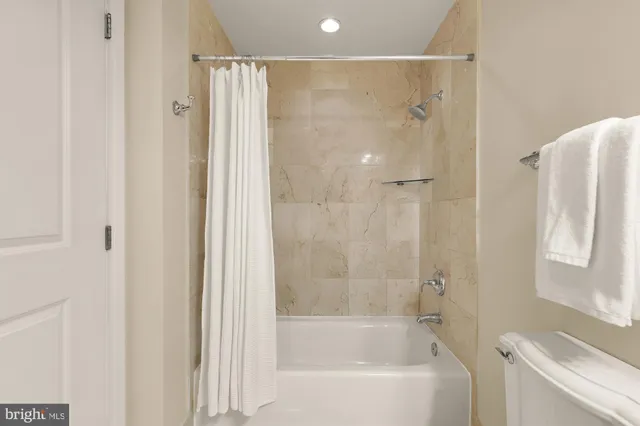 $425,000 | 8220 Crestwood Heights Drive, Unit 418, McLean, VA 22102