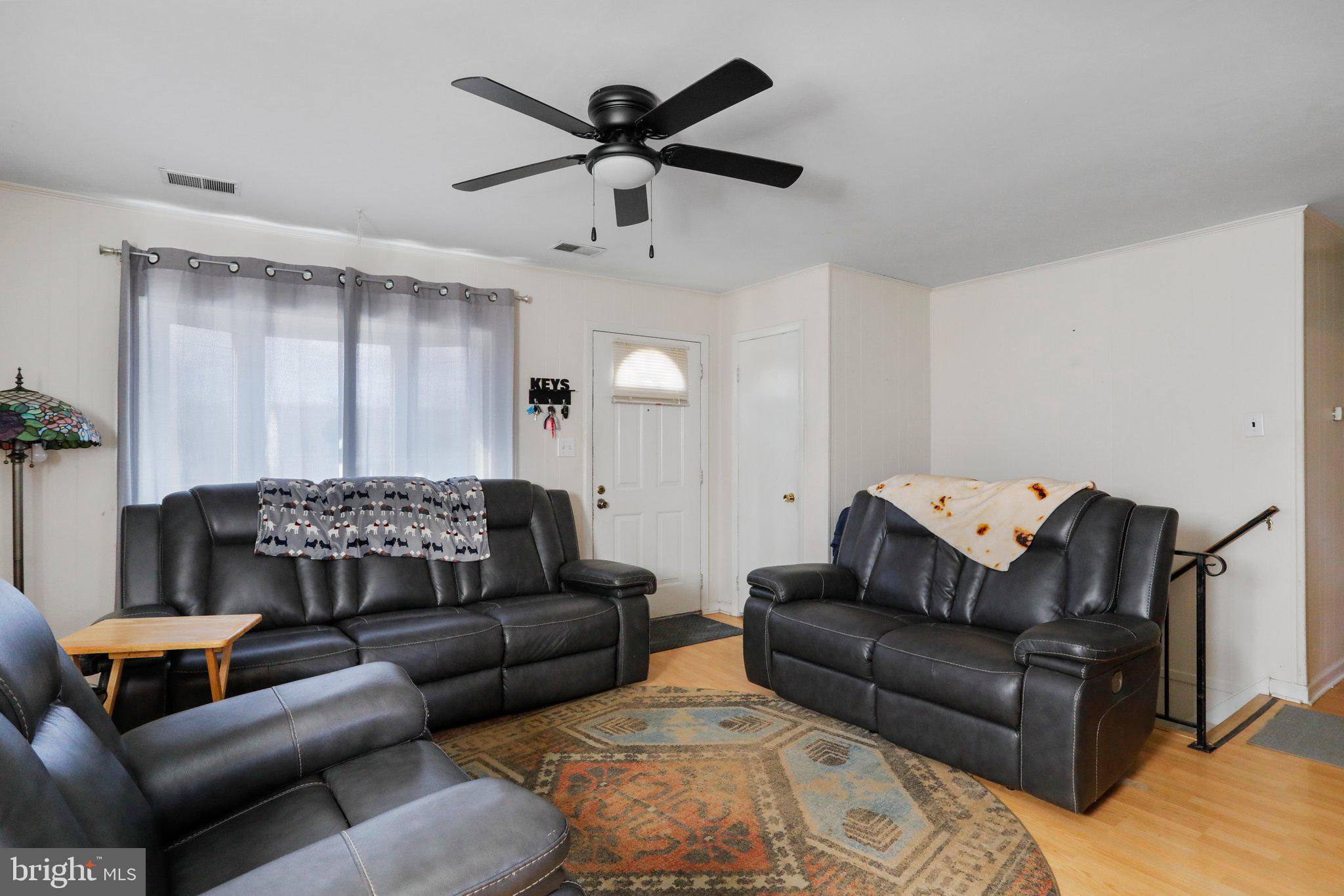 7519 Alleghany Road Manassas, VA 20111 - Photo 7 of 35 Living Room