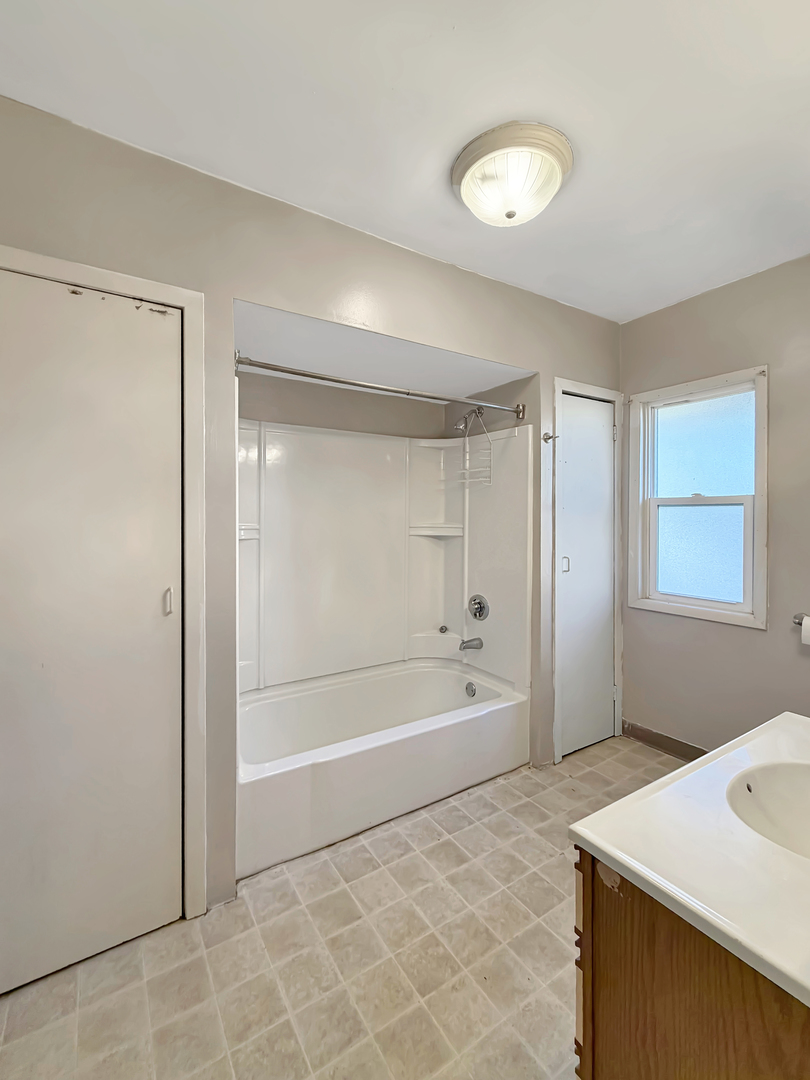 1468 South Float Avenue Freeport, IL 61032 - Photo 7 of 14 a bathroom with a tub a sink and a shower