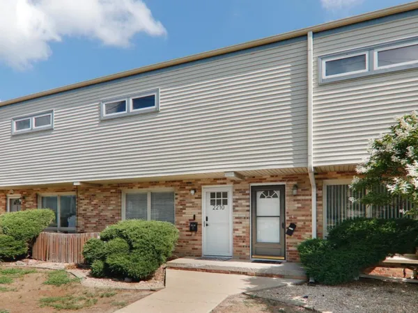 $170,000 | 2210 East Lincoln Street, Bloomington, IL 61701