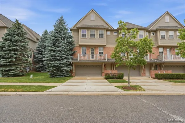 $284,900 | 56669 Sunset Drive, Unit 177, Utica, MI 48316