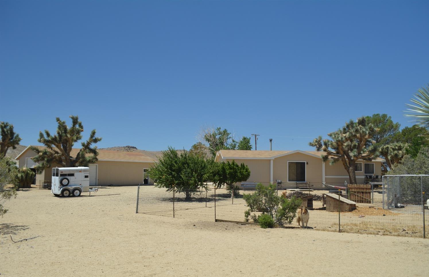 4780 Montiverde Road Mojave, CA 93501 - Photo 1 of 52 a white building with table and chairs