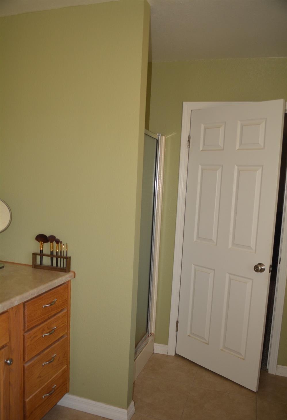 4780 Montiverde Road Mojave, CA 93501 - Photo 18 of 52 a view of an entryway with wooden floor