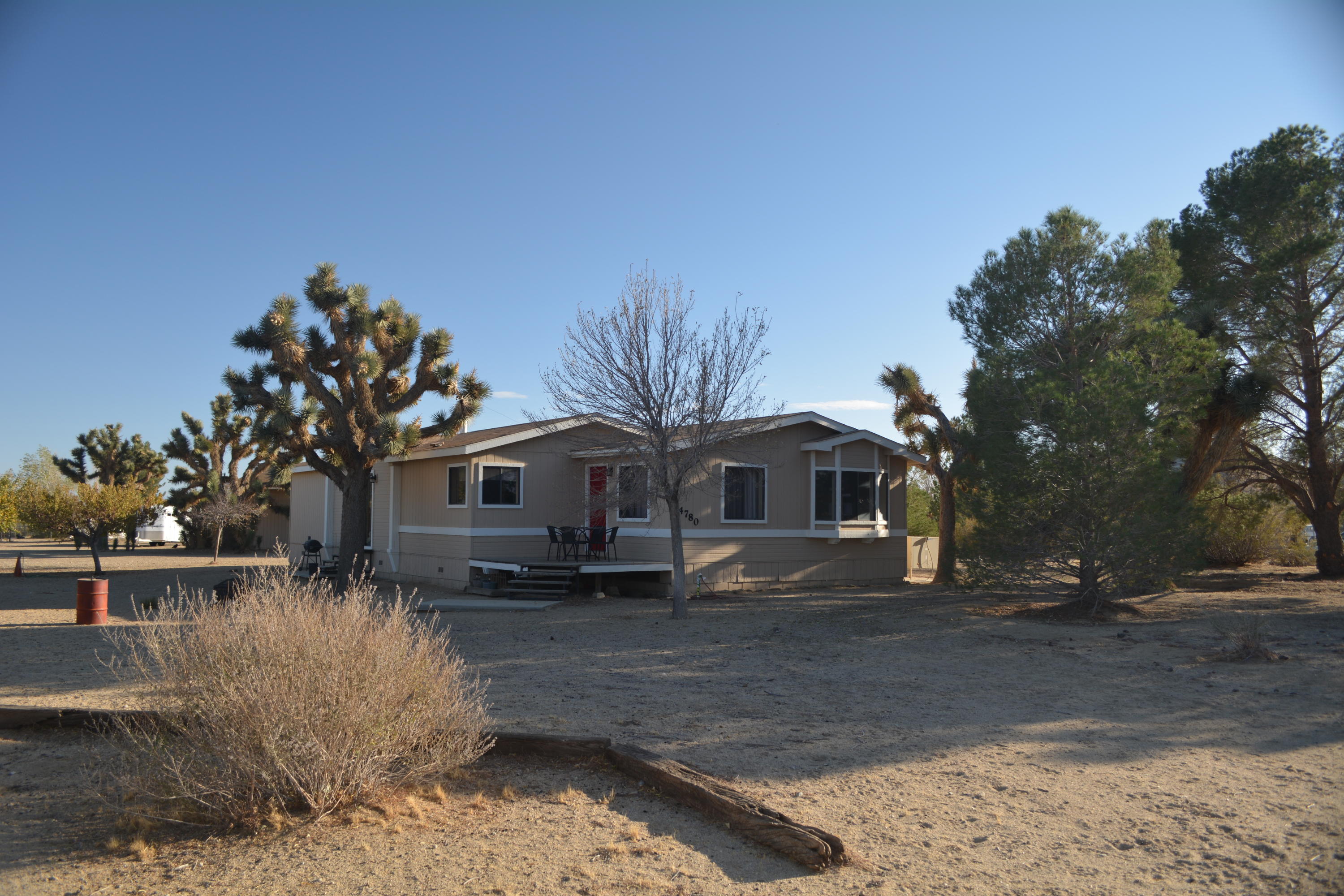 4780 Montiverde Road Mojave, CA 93501 - Photo 2 of 52 a front view of a house with garden