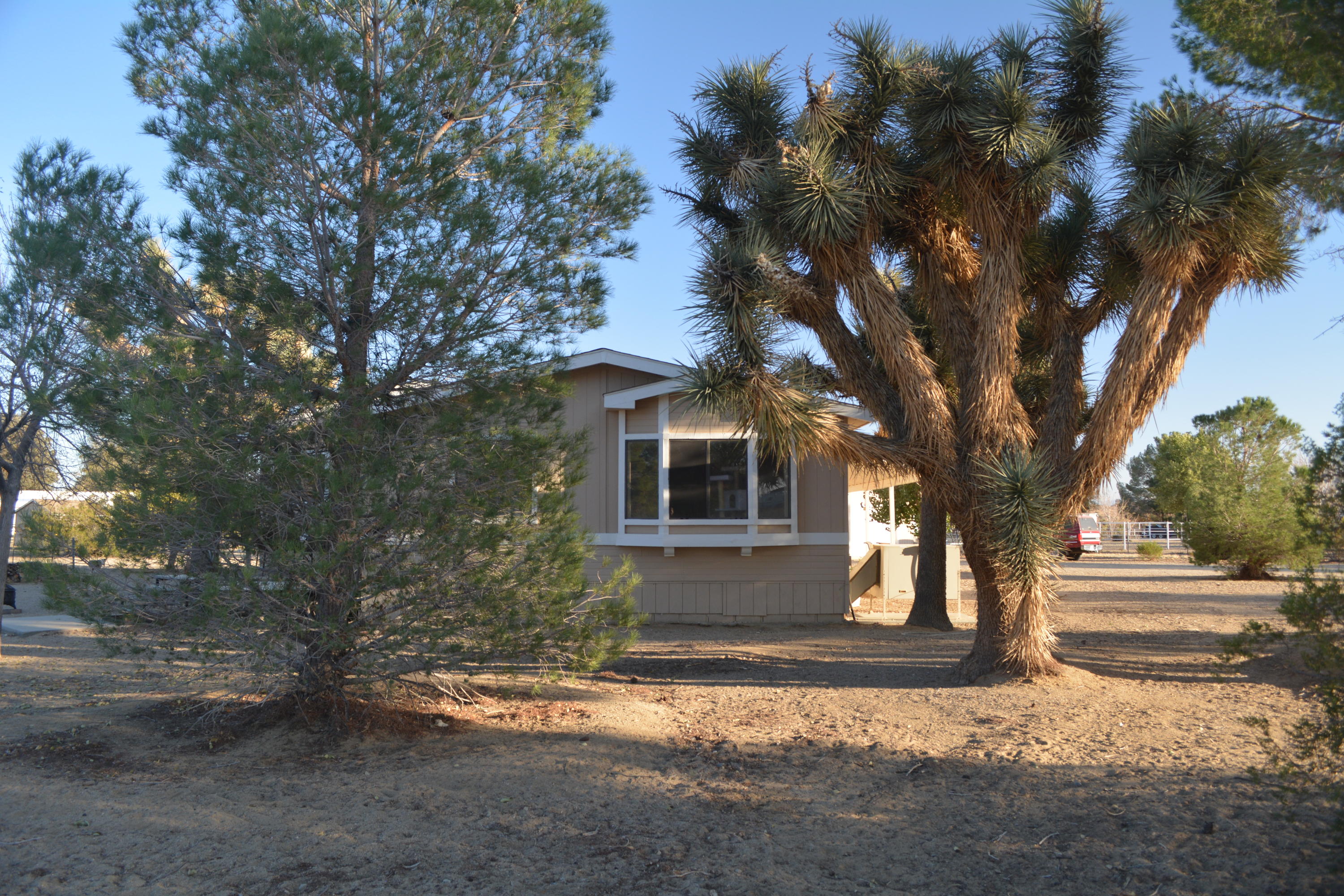4780 Montiverde Road Mojave, CA 93501 - Photo 49 of 52 a front view of a house with a yard