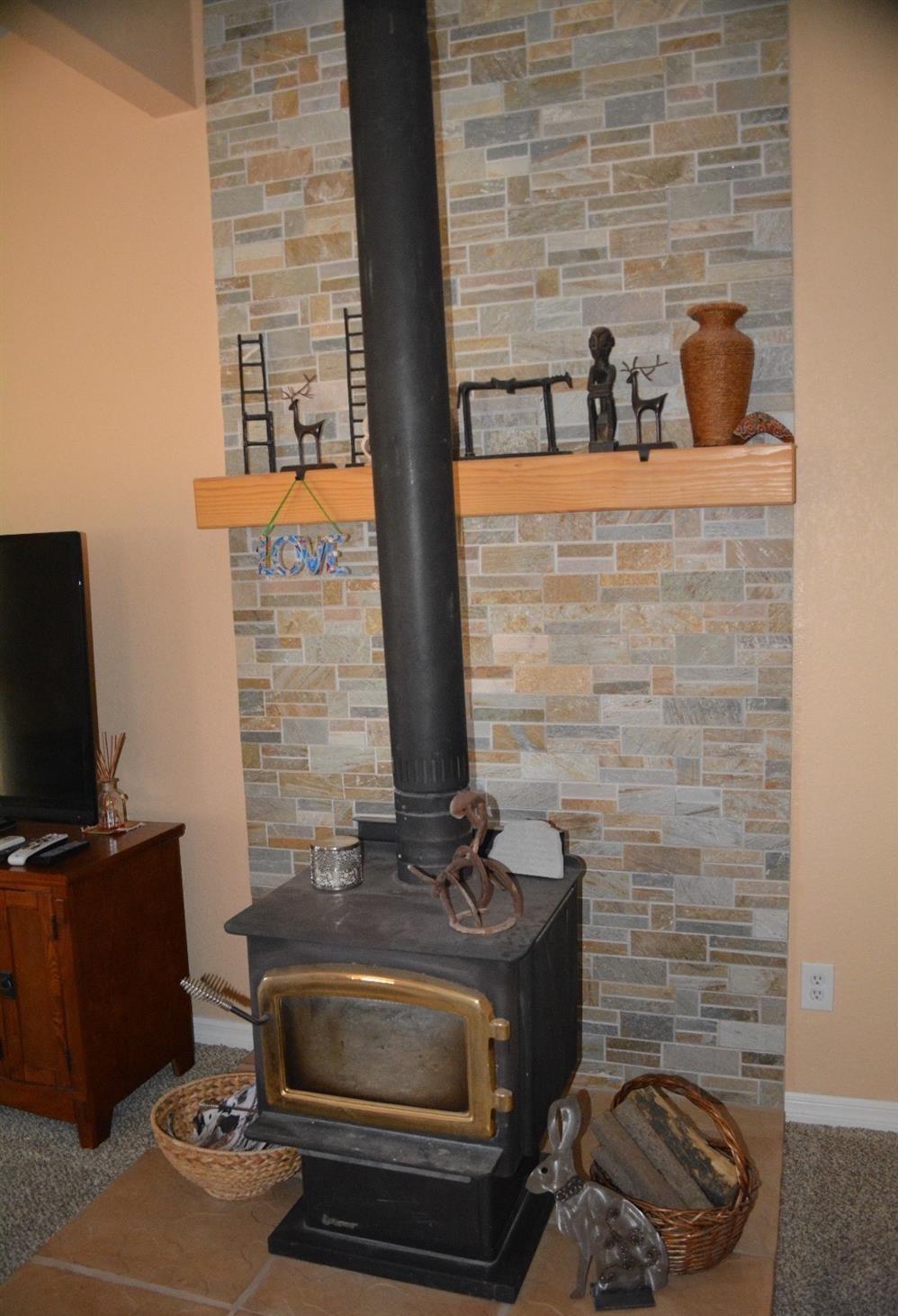4780 Montiverde Road Mojave, CA 93501 - Photo 5 of 52 a room with a fireplace and a flat screen tv