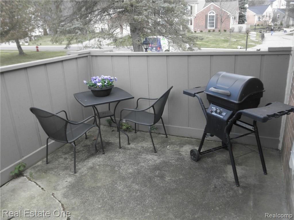 1389 Paddle Wheel Lane Rochester, MI 48306 - Photo 27 of 32 Private patio