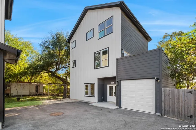 $2,400 | 106 Bank, Unit 201, San Antonio, TX 78204