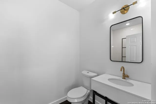 $2,400 | 106 Bank, Unit 201, San Antonio, TX 78204