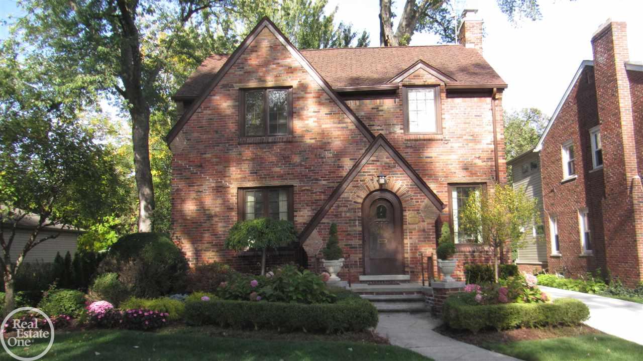 1712 Broadstone Road Grosse Pointe, MI 48236 - Photo 33 of 34 Outdoor Lighting & Sprink