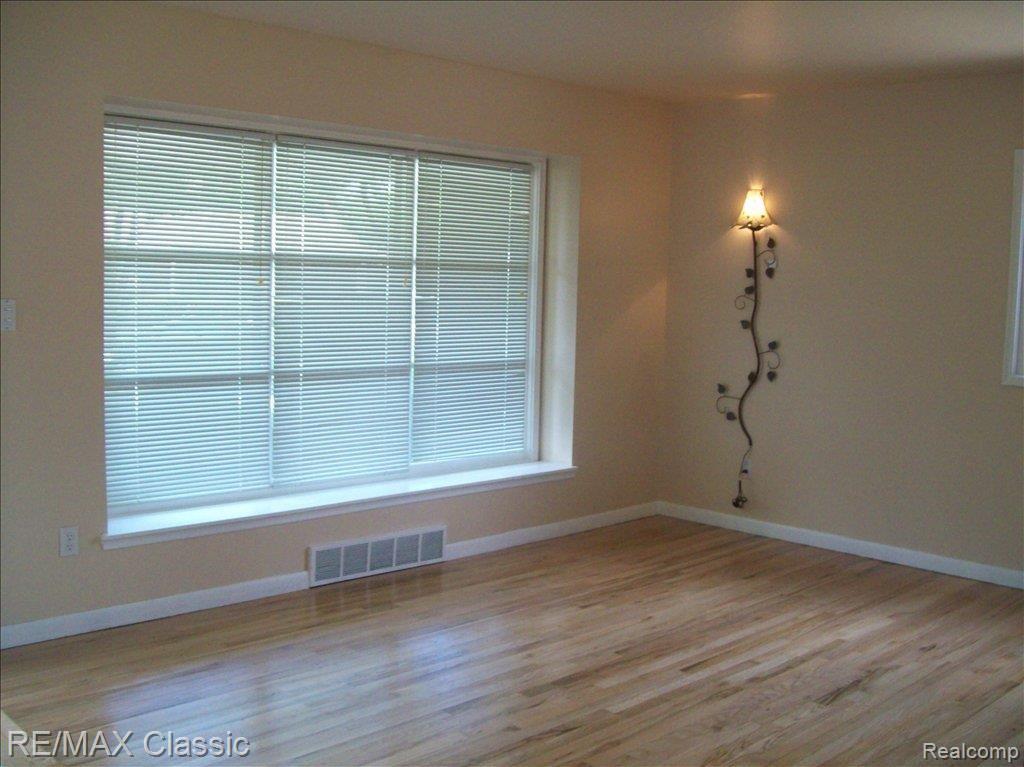 3544 Rome Avenue Warren, MI 48091 - Photo 3 of 15 Living Room