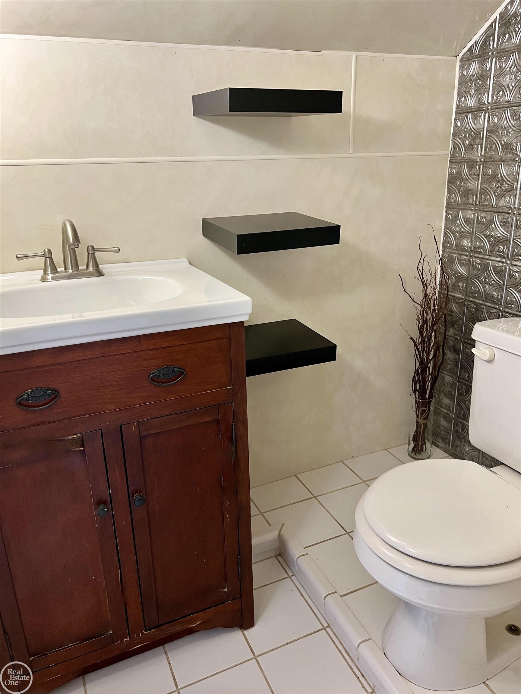 23015 Roxana Avenue Eastpointe, MI 48021 - Photo 19 of 37 50091719-18.JPG